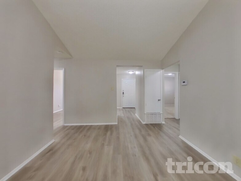 Building Photo - 15022 Old Creek St