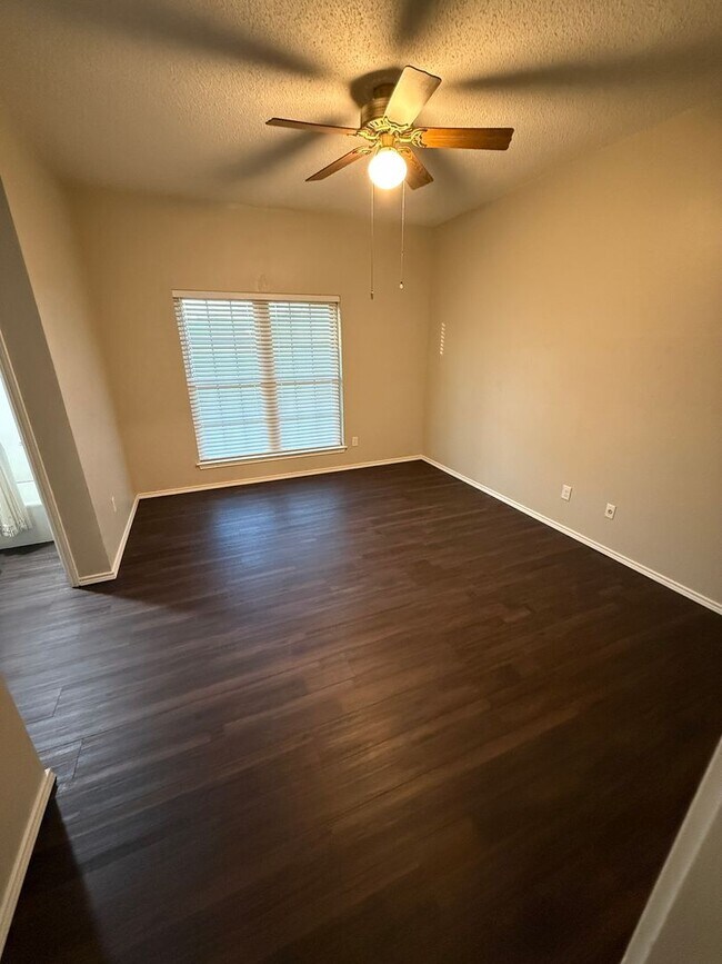 Building Photo - 3/2 Town House/ Quaker & 18th street!!