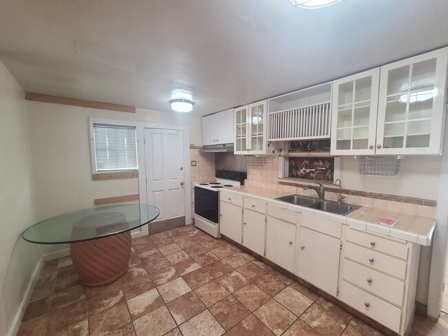 Building Photo - Home with All Utilities Included Now Available in Calexico!