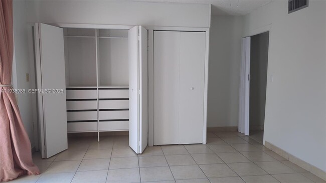 Building Photo - 1078 W 42nd Pl