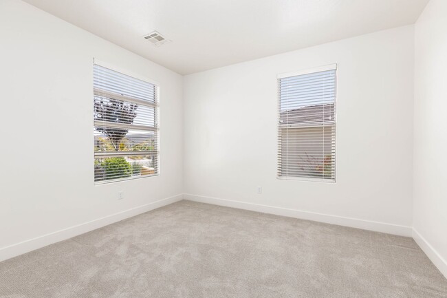 Building Photo - 3 bed plus office / 2.5 bath / 3 car Single Story with Community Pool!