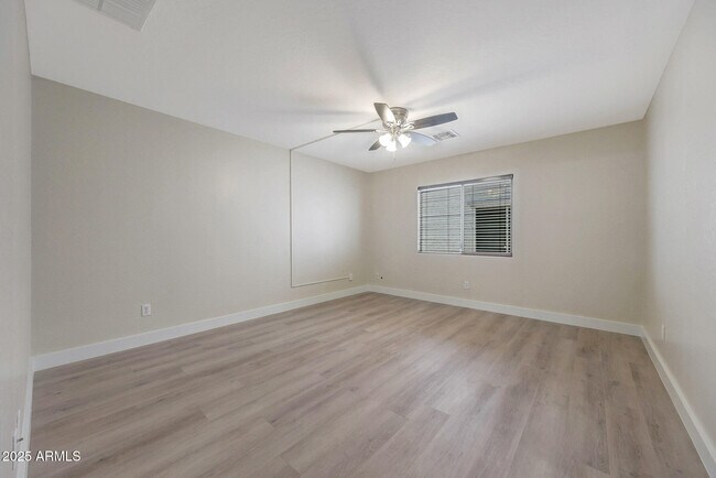 Building Photo - 9423 W Monte Vista Rd