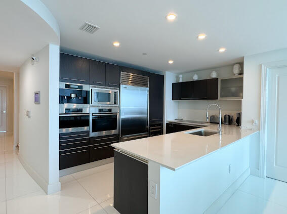 Building Photo - 17001 Collins Ave