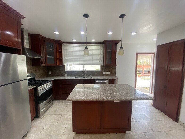 Building Photo - 1284 N Sierra Bonita Ave