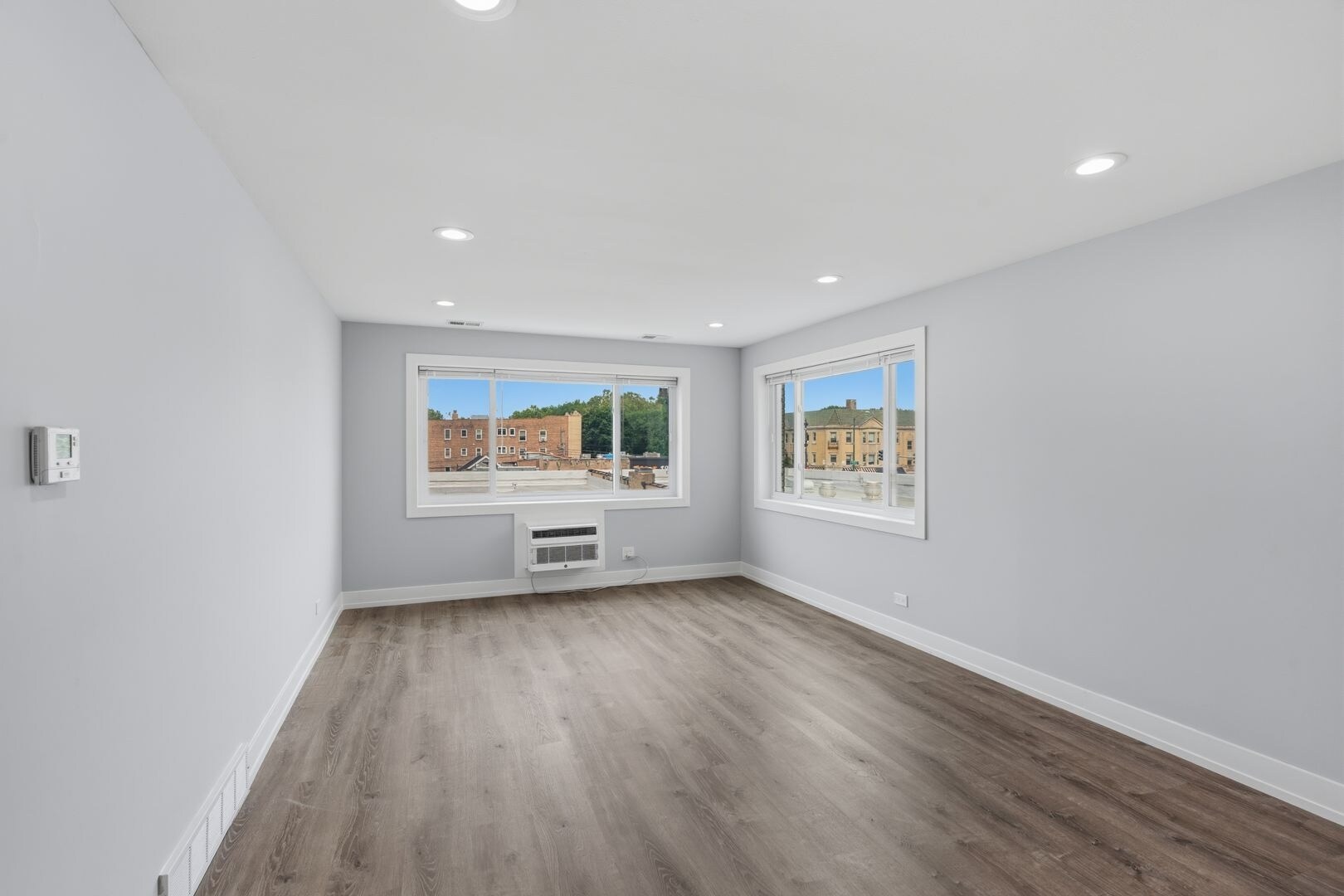 Building Photo - 2327 W Lunt Ave