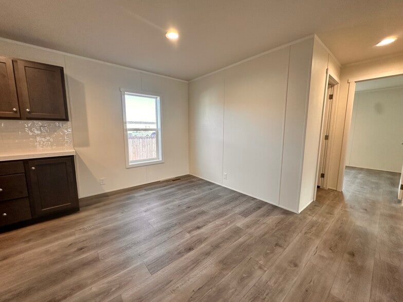 Building Photo - 8 Bing St N