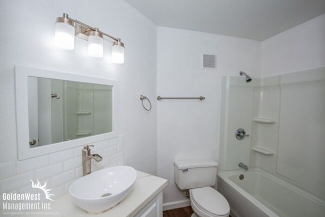 Building Photo - Newly Renovated 3Bdm 2Ba Condo Conveniently Located