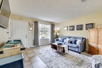 Building Photo - 310 Coral Dr SW