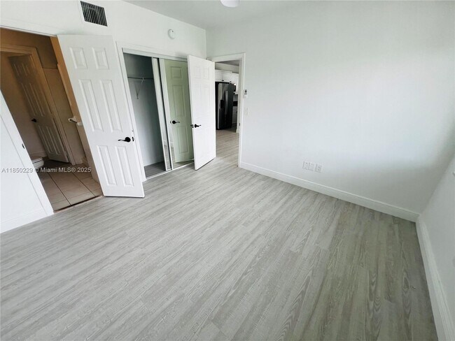 Building Photo - 2033 Calais Dr
