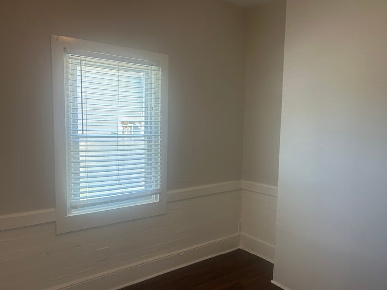 Building Photo - 520 E Hall Ln