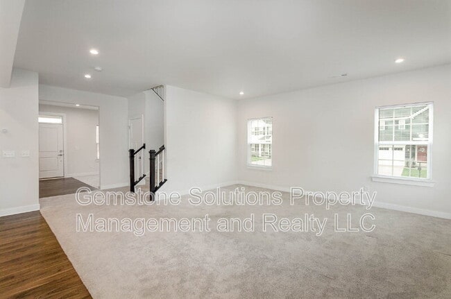 Building Photo - 3301 Somerset Ln