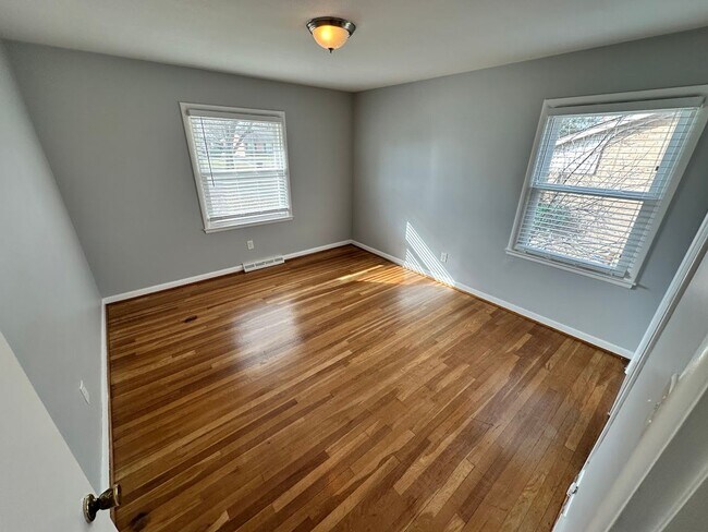 Building Photo - RED125/127