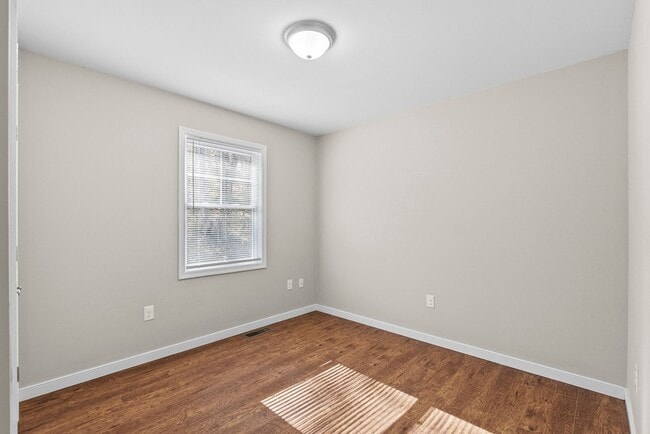 Building Photo - 3-Bedroom in Town of Farmville with Privacy and Convenience!