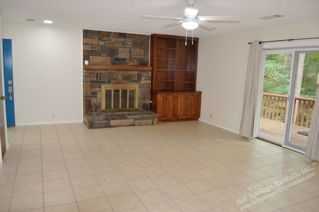 Building Photo - West Gate Area | Townhome | Unfurnished