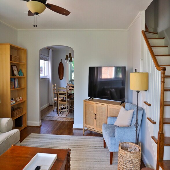 Building Photo - 6131 1st Pl NE