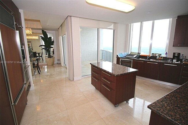 Building Photo - 15901 Collins Ave
