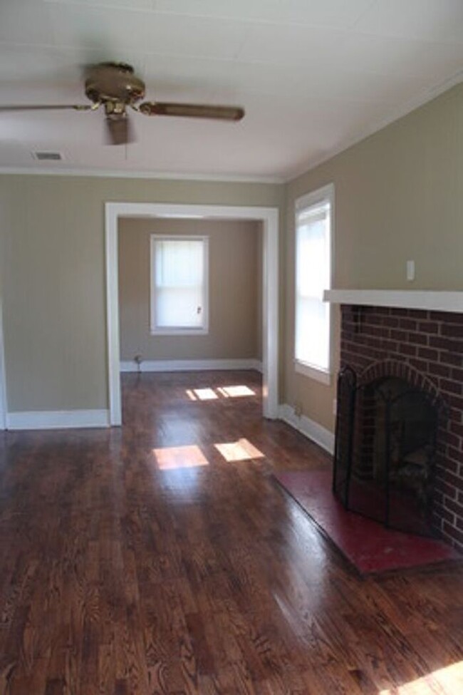 Building Photo - Great House! Renovated 3/1 Lots of Charact...