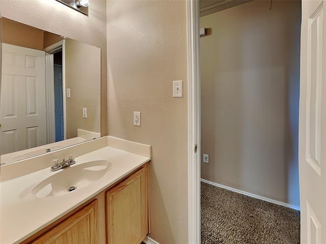 Building Photo - 2025 Hollow Creek Dr