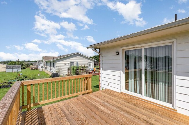 Building Photo - 1824 Meadow Dr