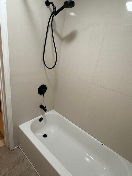 Hall tub - 1616 Rio Vista Ave