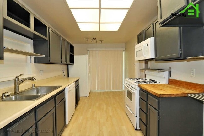 Building Photo - 2413 Ramona Pl