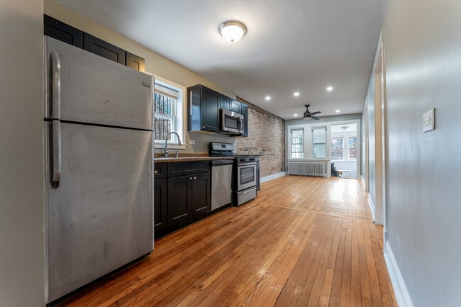 Building Photo - 3908 W Montrose Ave