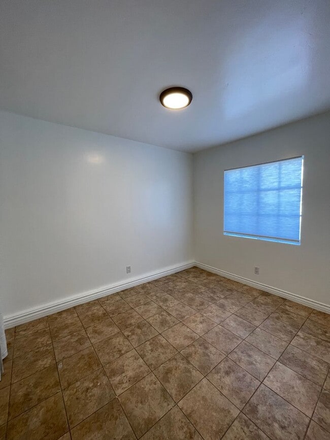 Building Photo - One Bedroom Southside Apartment with Garage!