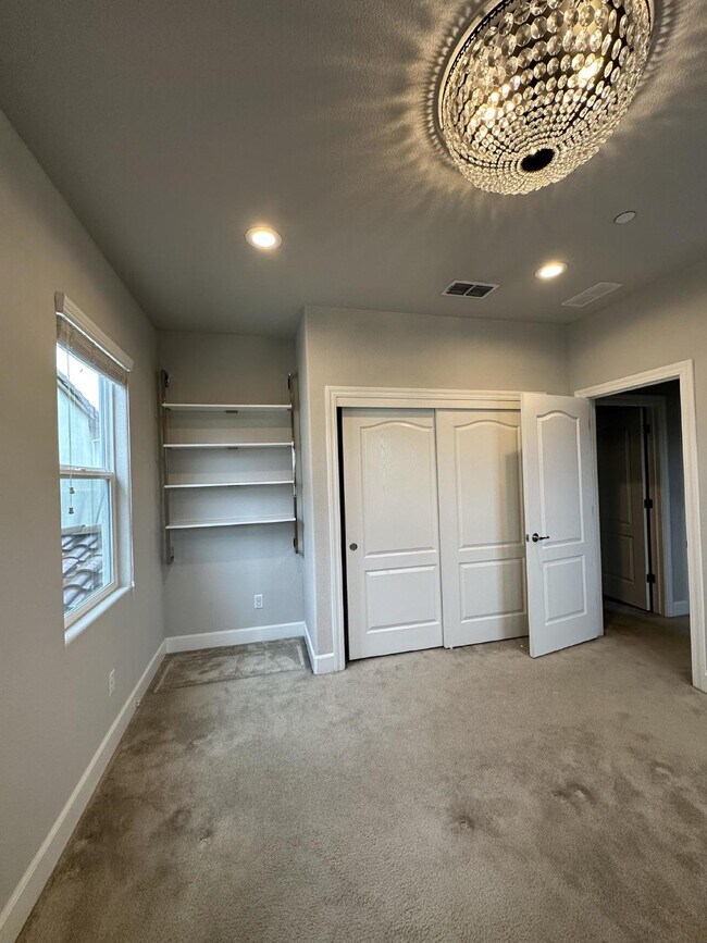 Building Photo - Gorgeous like new 4 bedroom 3 bath home located in Promontory