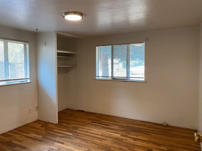 Building Photo - STUDENTS WELCOME! Cute 3-Bedroom / 1-Bath Home w/ Spacious Fenced Yard