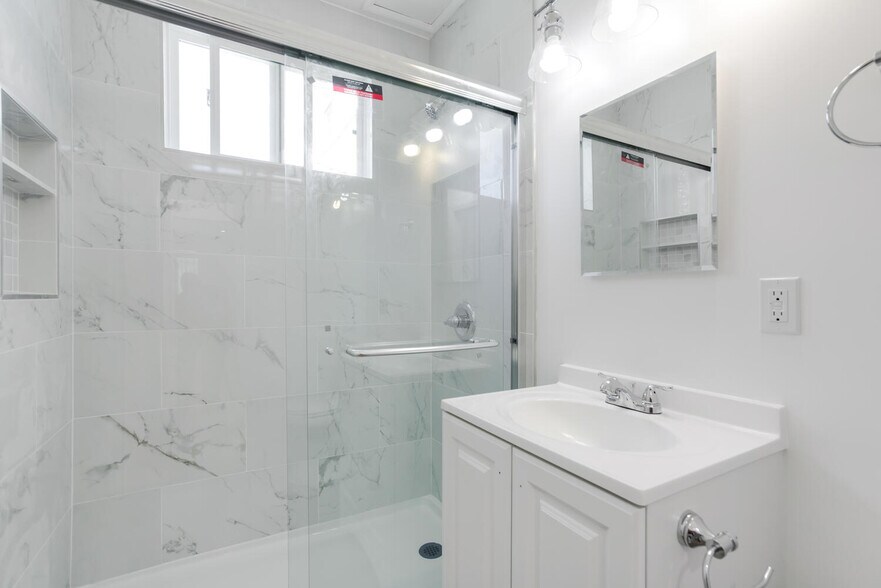 Building Photo - 323 E Chestnut St