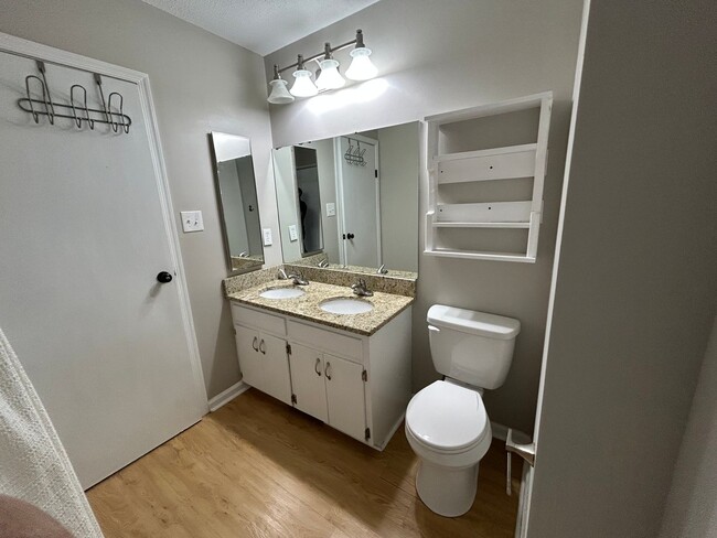 Building Photo - Wonderful 4 bed, 2.5 bath Single Family Ho...
