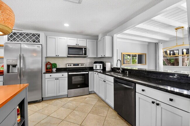 Building Photo - 320 Riverdale Rd