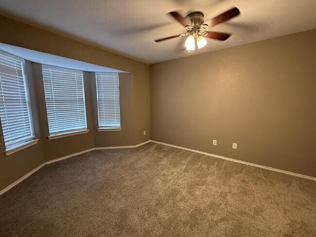 Building Photo - Spacious 2 Bed, 2.5 Bath Condo on Speight Ave with Private Porch & Community Pool