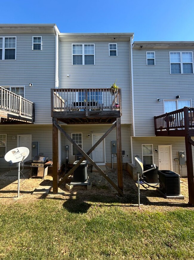 Building Photo - Spacious 3-Bedroom Townhome in Ganyard Farm