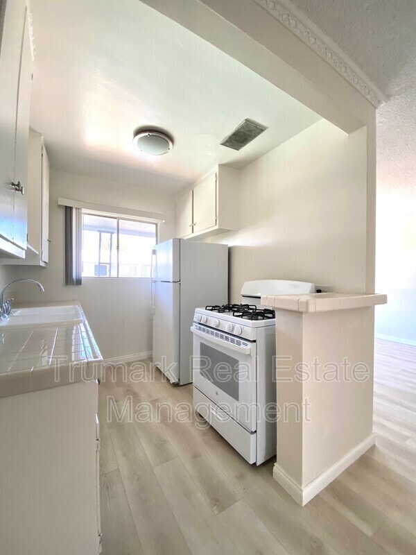 Building Photo - 585 E Washington Blvd
