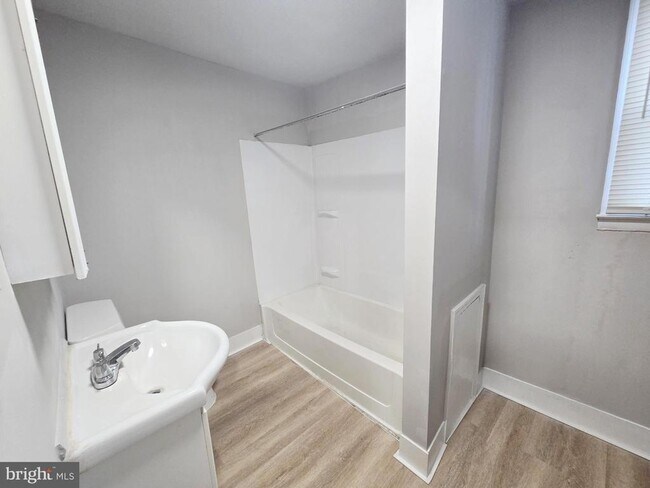 Building Photo - 1910 Sigel St