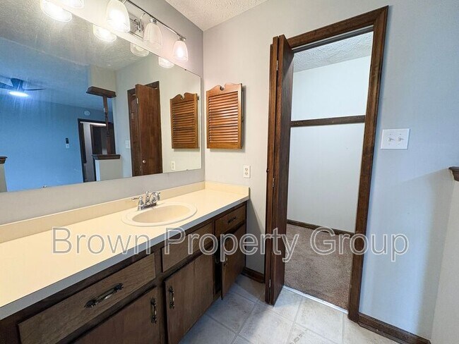 Building Photo - 5960 Laguna Dr