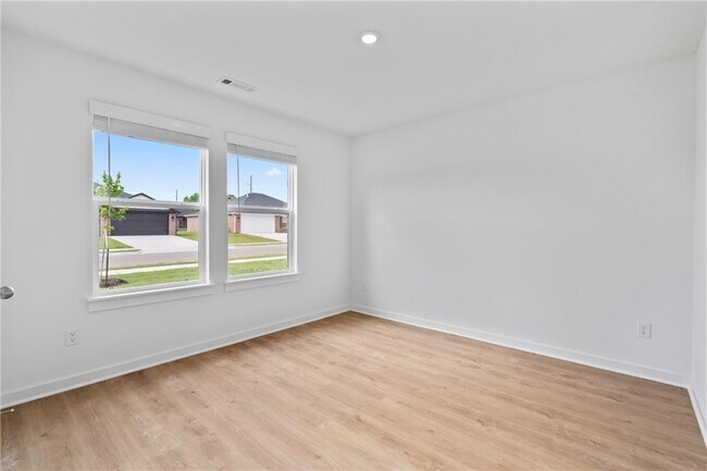 Building Photo - 813 Heeler Ave