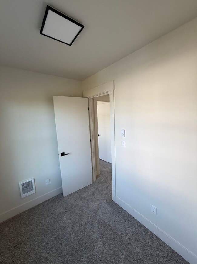 Building Photo - Modern Living Duplex in Keizer