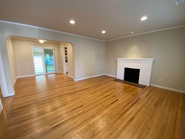 Building Photo - Charming 2-Bedroom Home Near Downtown San ...