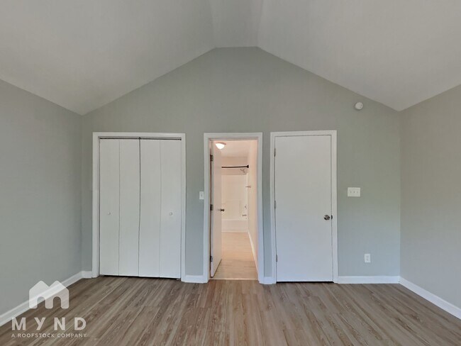 Building Photo - 5613 Deerborn Dr