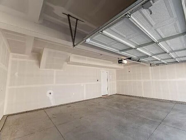 Building Photo - $2600 - 3BR/2.5BA Charming fully furnished...