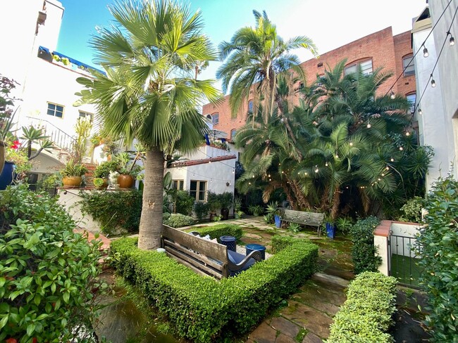 Building Photo - 1414 N Harper Ave