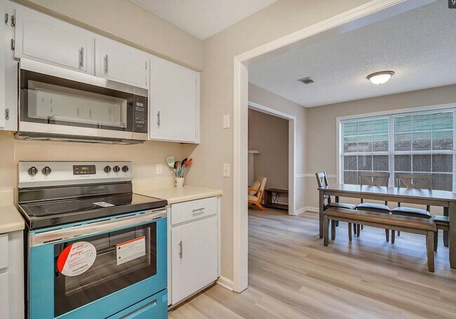 Building Photo - Available June 22nd! Beautiful