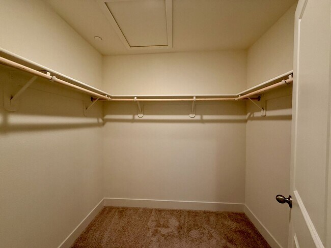 Building Photo - 3 BED 2.5 BATH 2 CAR GARAGE TOWNHOUSE w/ PRIVATE BACKYARD in GATED COMMUNITY.