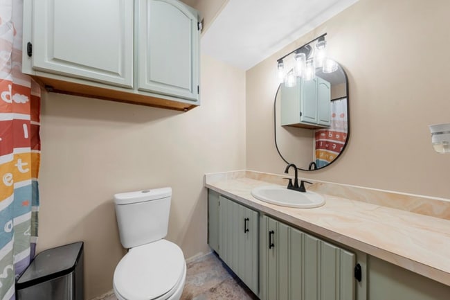 Building Photo - 305 David Davis Dr
