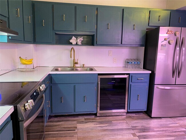 Building Photo - 4200 Hillcrest Dr