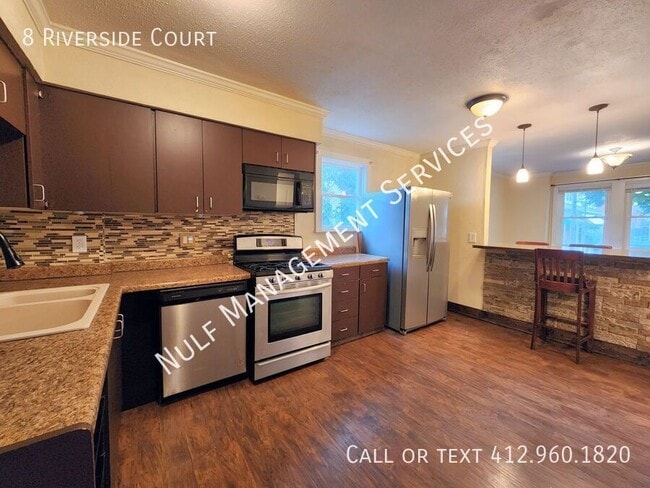 Primary Photo - 8 Riverside Ct