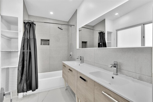 Building Photo - 9257 Bay Dr