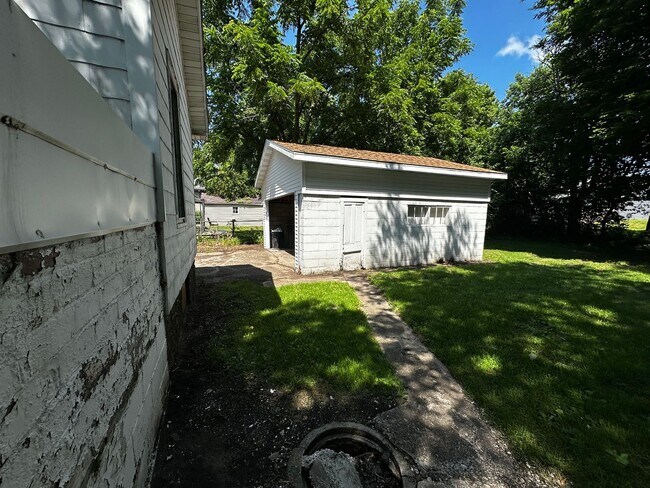 Building Photo - 723 W Shirland Ave